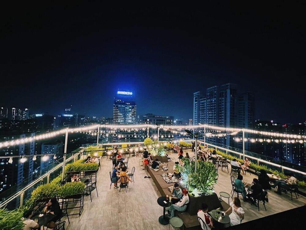 Trill Rooftop Cafe với không gian rộng rãi trên cao, mang đến tầm nhìn bao quát thành phố đầy ấn tượng (Nguồn: Trill Rooftop Cafe)